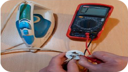 Medición de la resistencia a través de las clavijas del enchufe.